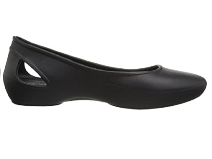 Zapato plano Crocs Eve para mujer en color negro, acabado mate y material sintético.