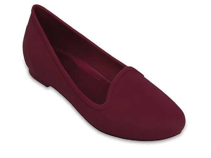 Zapato plano Crocs color plum para mujer con acabado mate.