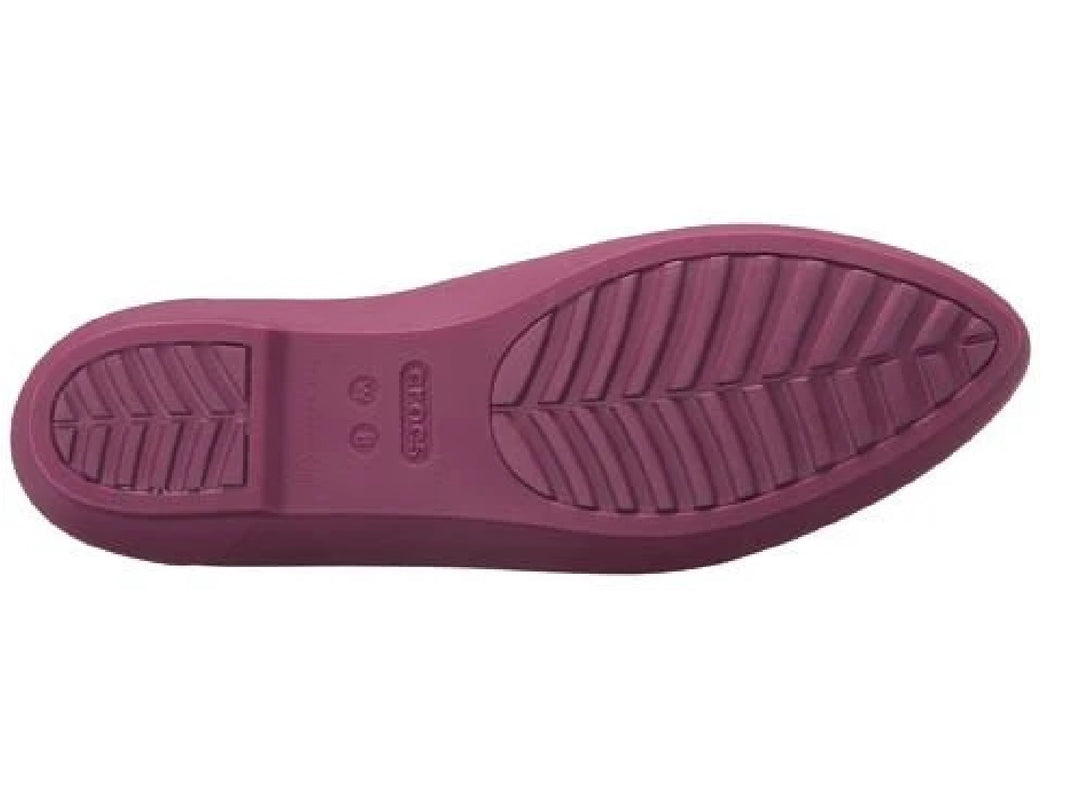 Zapato plano Crocs color plum para mujer con acabado mate.