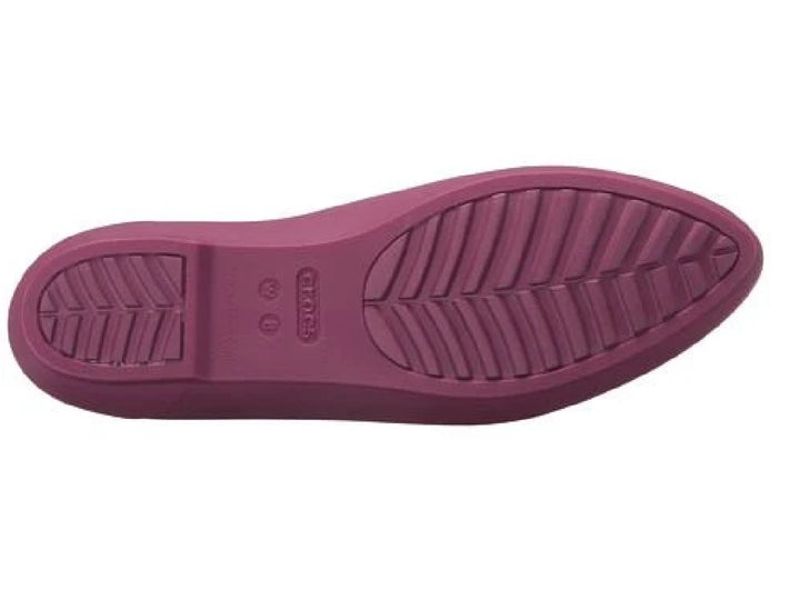 Zapato plano Crocs color plum para mujer con acabado mate.