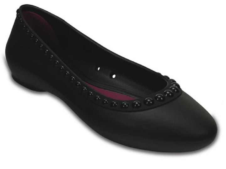Zapato plano negro para mujer con detalles de pequeñas esferas decorativas en el contorno.