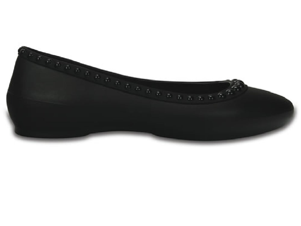 Zapato plano negro para mujer con detalles de pequeñas esferas decorativas en el contorno.