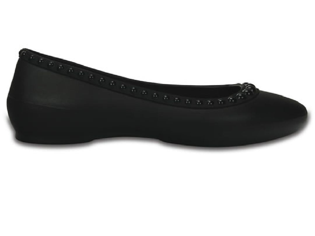 Zapato plano negro para mujer con detalles de pequeñas esferas decorativas en el contorno.