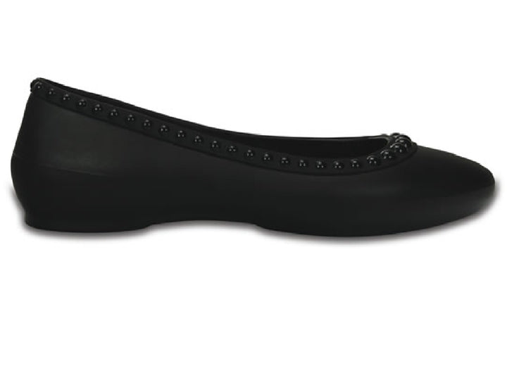 Zapato plano negro para mujer con detalles de pequeñas esferas decorativas en el contorno.