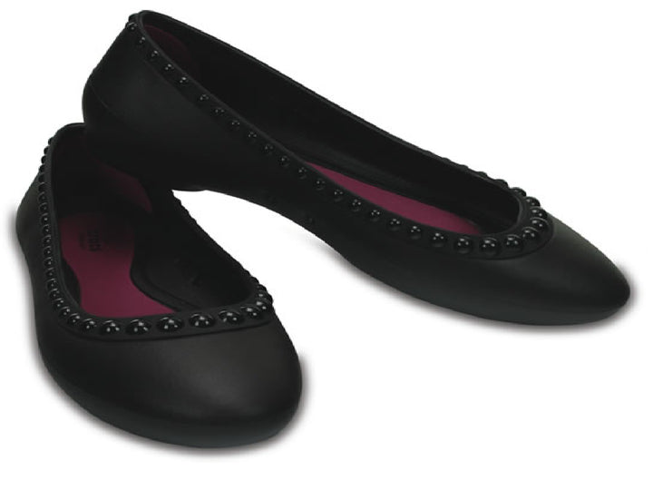 Zapato plano negro para mujer con detalles de pequeñas esferas decorativas en el contorno.