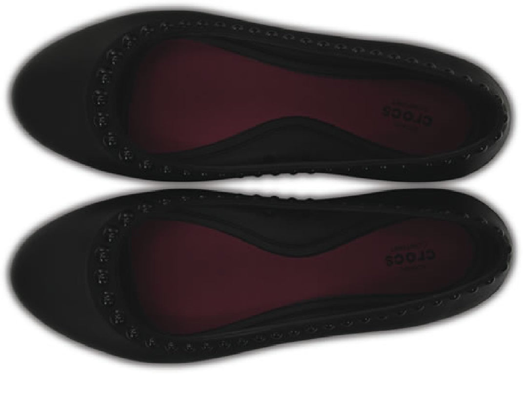 Zapato plano negro para mujer con detalles de pequeñas esferas decorativas en el contorno.