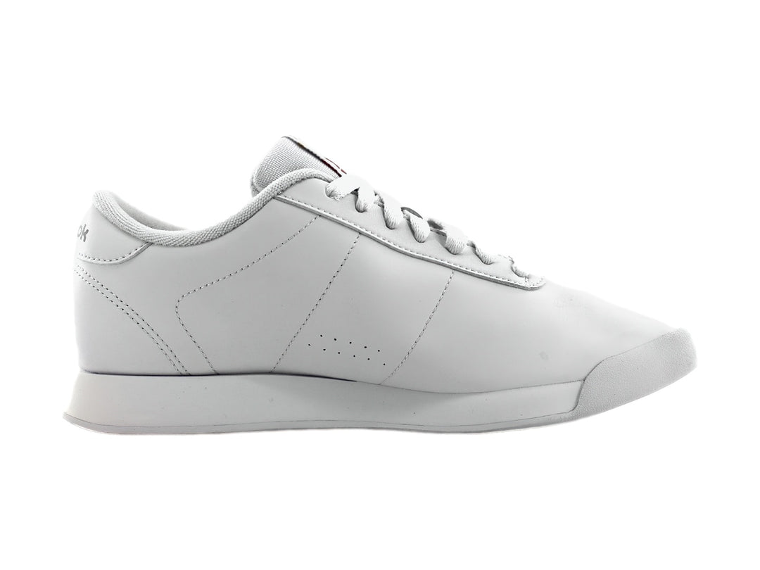 Tenis deportivos Reebok de color blanco, vista lateral.