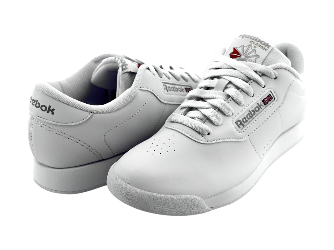 Tenis deportivos Reebok de color blanco, vista lateral.