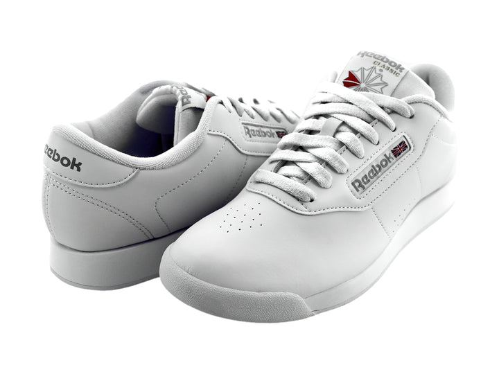Tenis deportivos Reebok de color blanco, vista lateral.