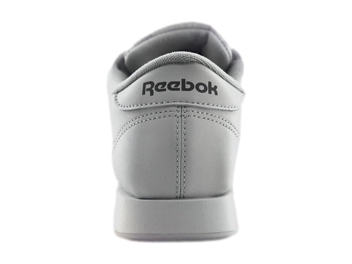 Tenis deportivos Reebok de color blanco, vista lateral.