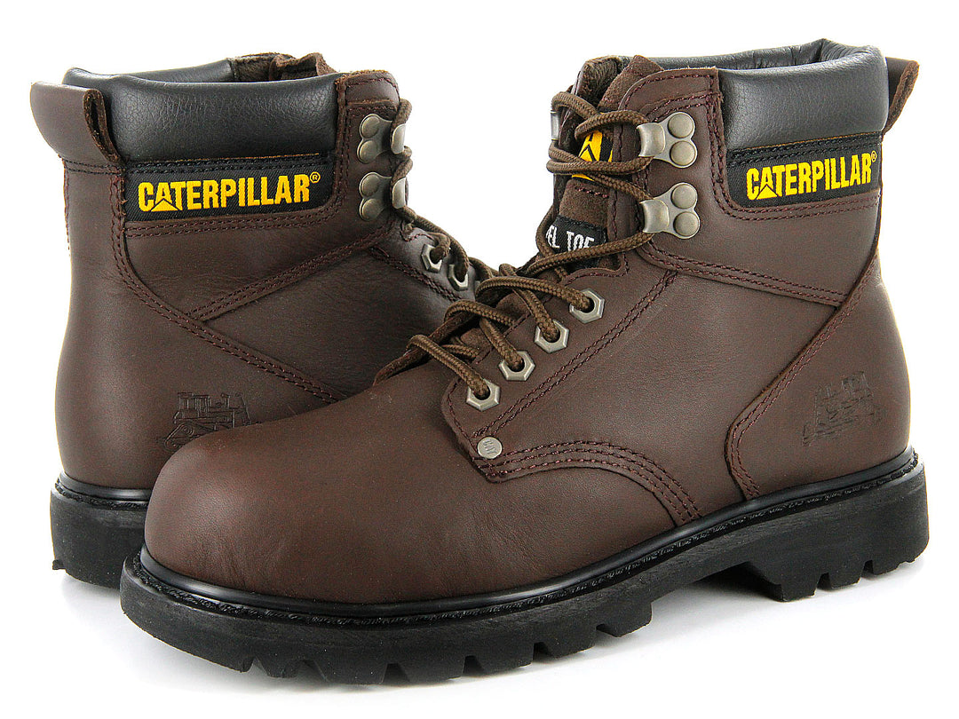 Botas de seguridad Caterpillar color marrón con suela negra y cordones.