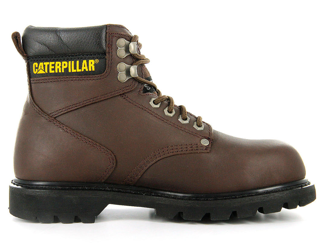 Botas de seguridad Caterpillar color marrón con suela negra y cordones.