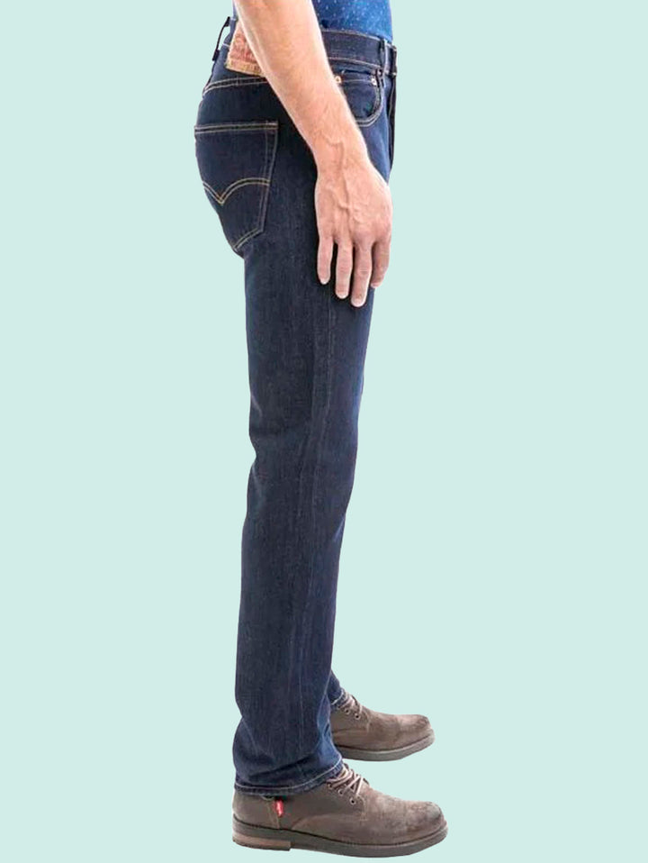 Hombre vistiendo jeans Levi&