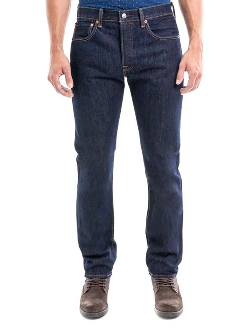 Hombre vistiendo jeans Levi&