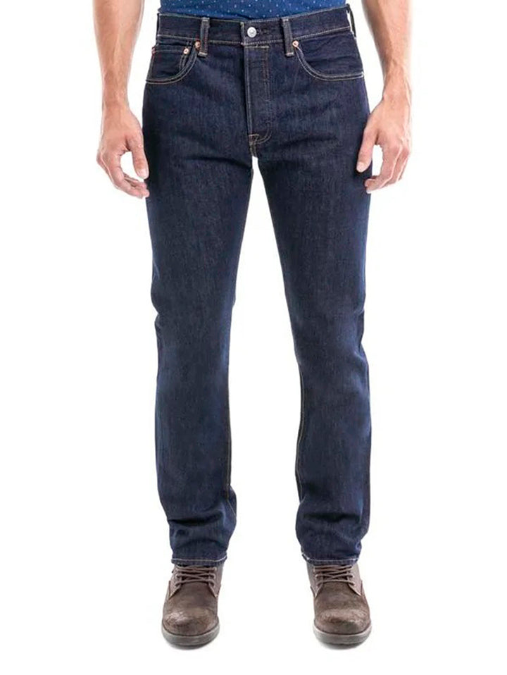 Hombre vistiendo jeans Levi&