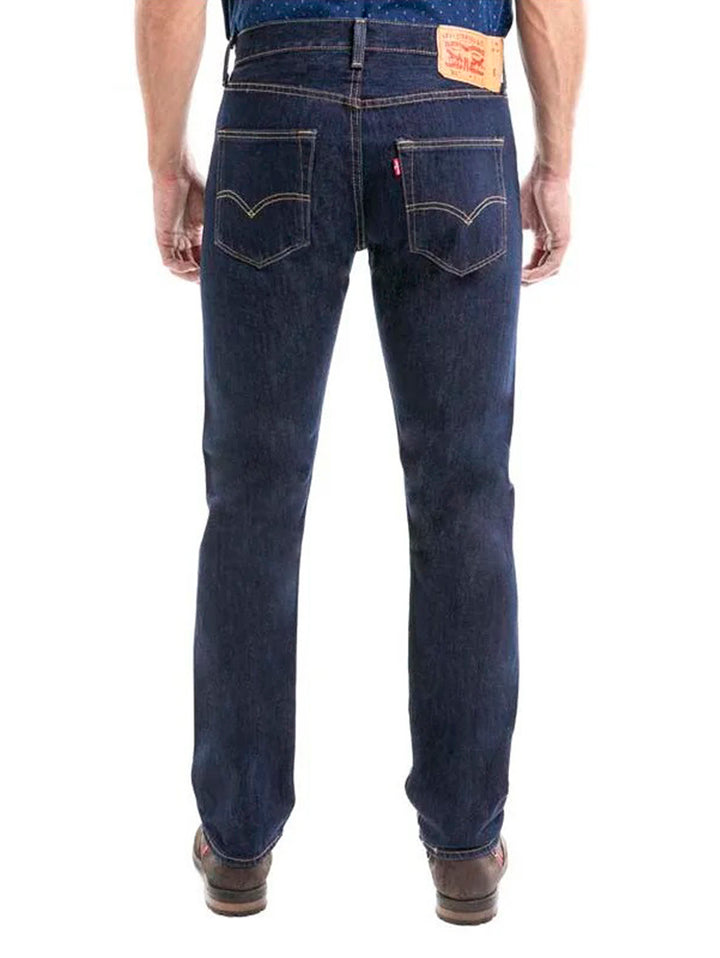 Hombre vistiendo jeans Levi&