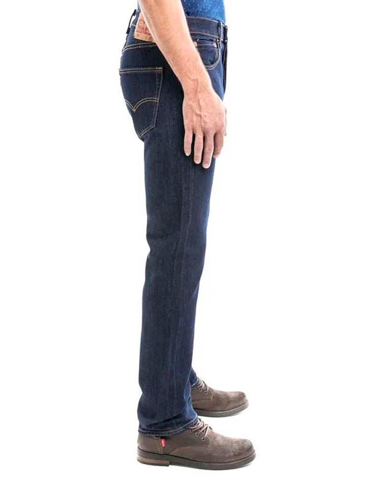 Hombre vistiendo jeans Levi&