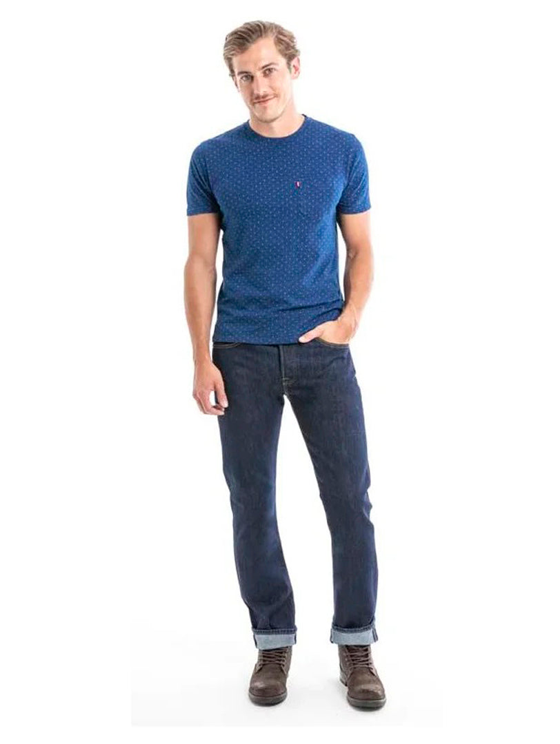 Hombre vistiendo jeans Levi&
