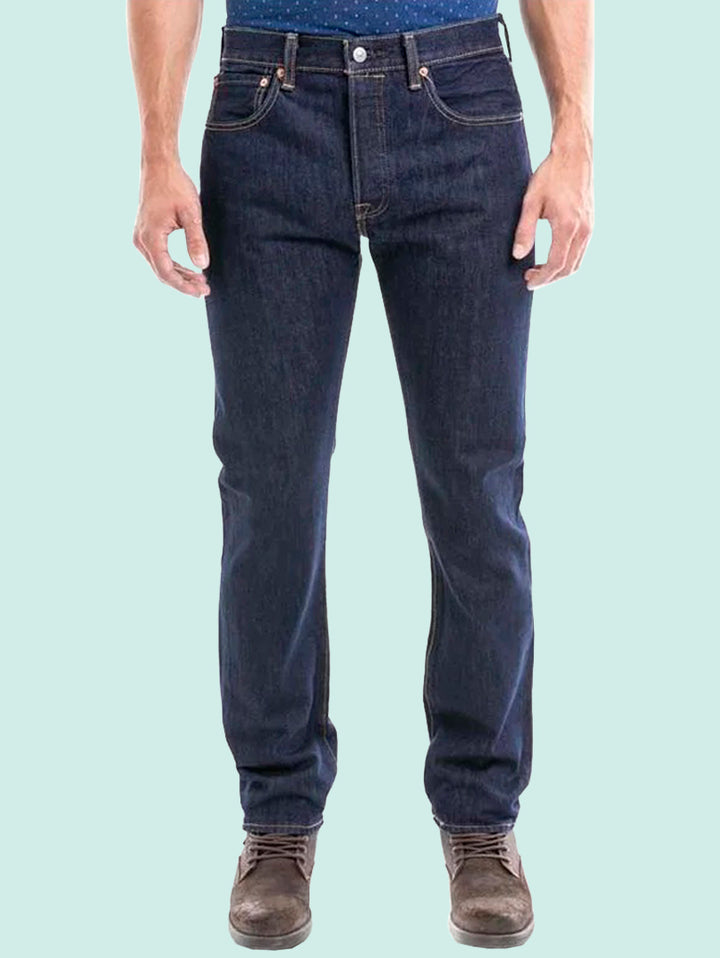 Hombre vistiendo jeans Levi&