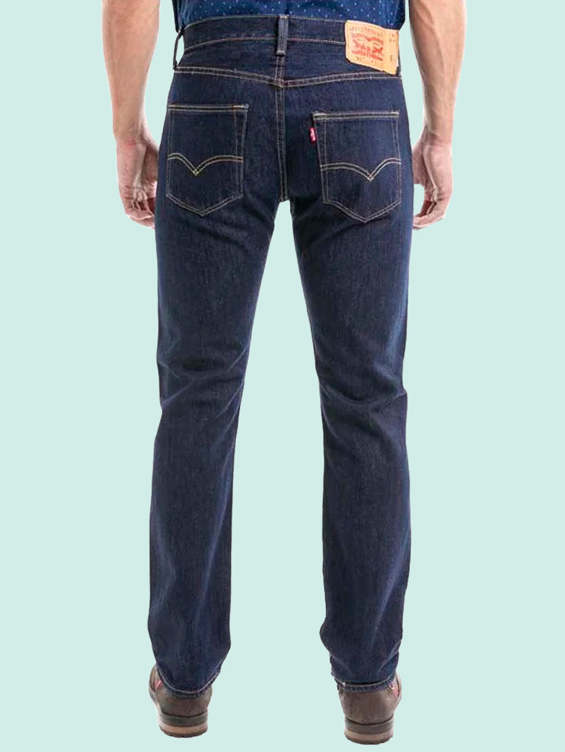 Hombre vistiendo jeans Levi&