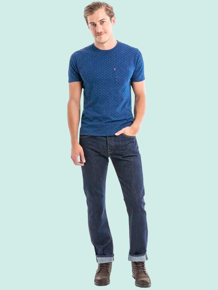 Hombre vistiendo jeans Levi&