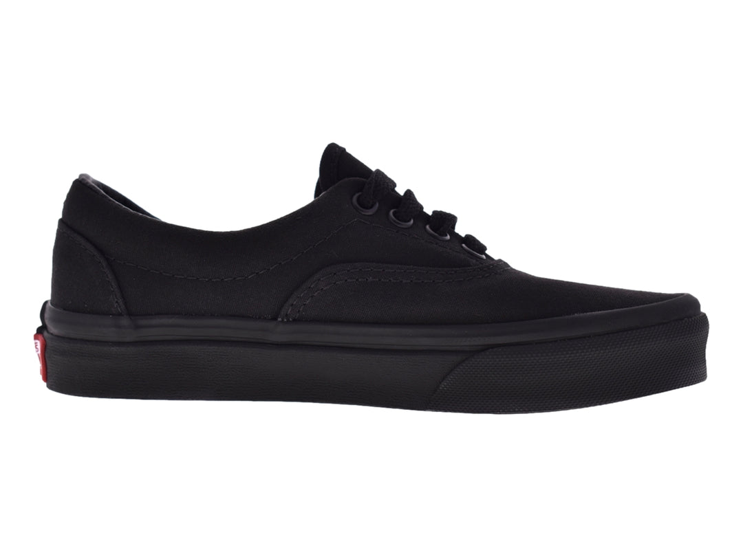 Tenis Vans Era para niño en color negro, fabricados en tela con suela de goma negra.