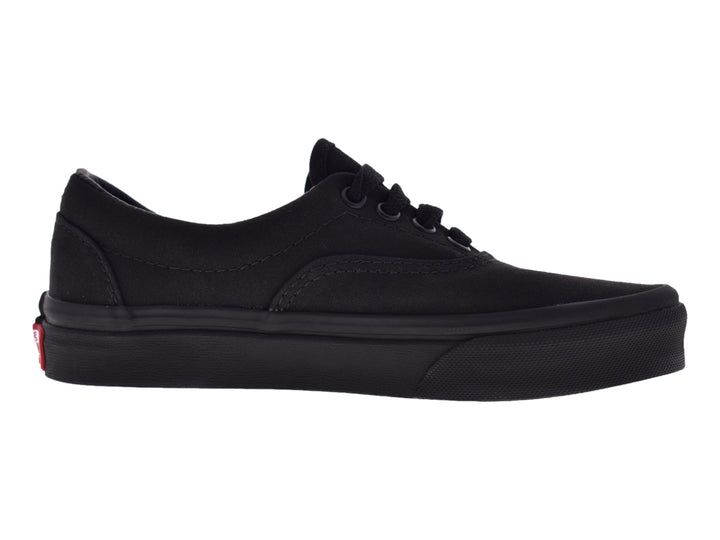 Tenis Vans Era para niño en color negro, fabricados en tela con suela de goma negra.