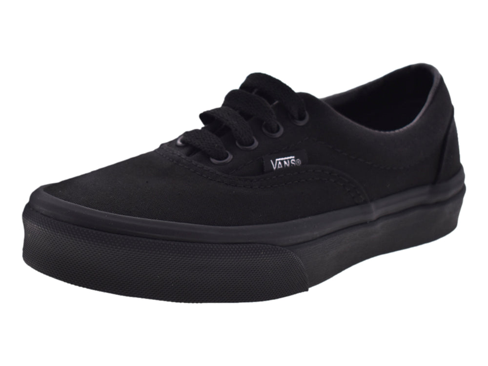 Tenis Vans Era para niño en color negro, fabricados en tela con suela de goma negra.