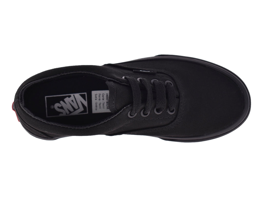 Tenis Vans Era para niño en color negro, fabricados en tela con suela de goma negra.
