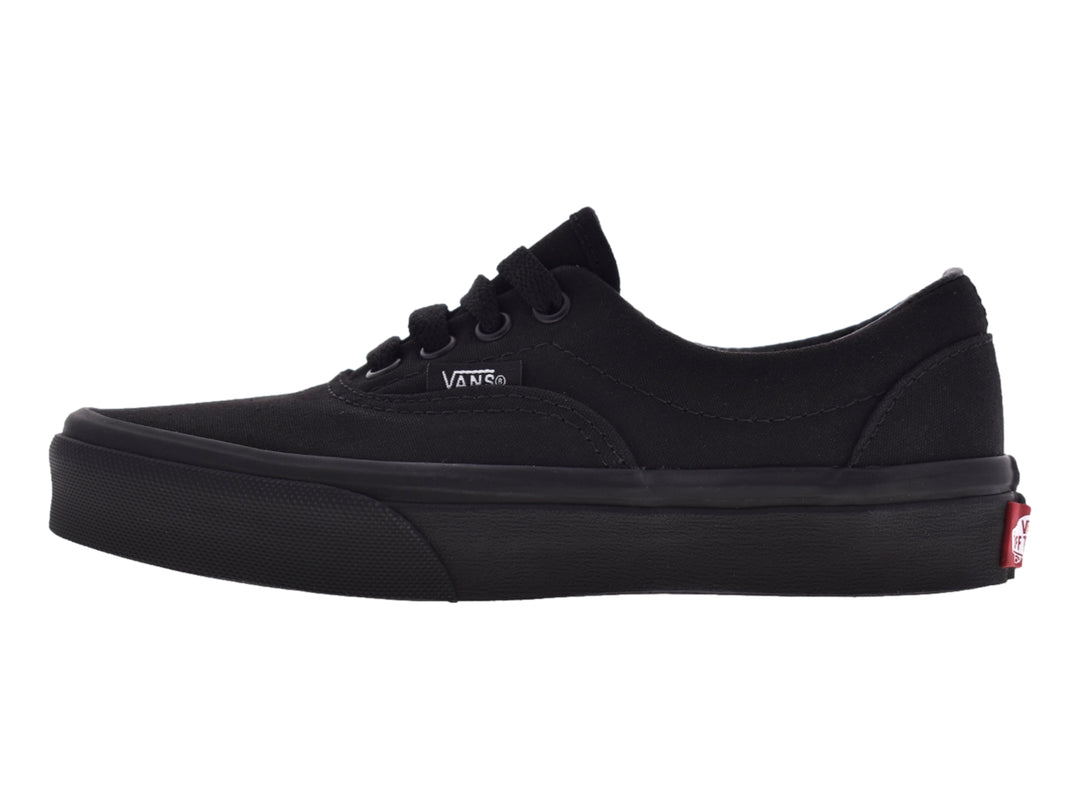 Tenis Vans Era para niño en color negro, fabricados en tela con suela de goma negra.