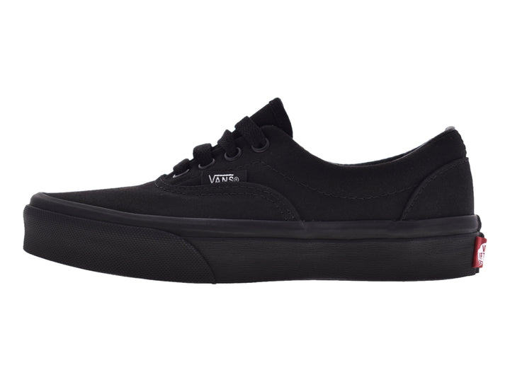 Tenis Vans Era para niño en color negro, fabricados en tela con suela de goma negra.