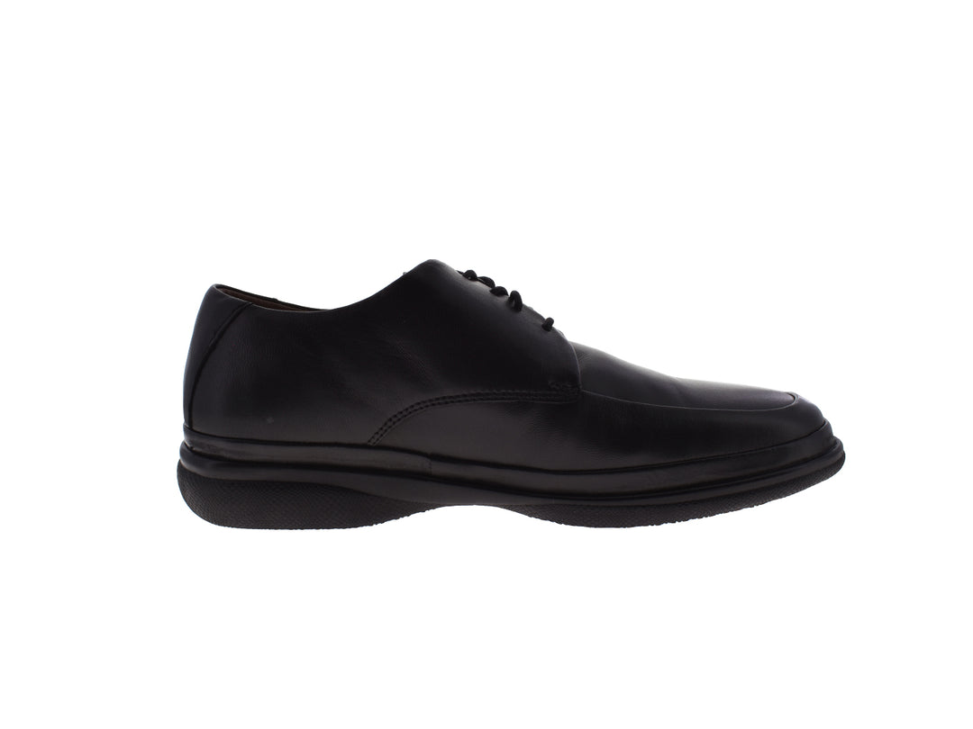 Zapato negro para hombre modelo Jarking 5500 con cordones y suela negra.