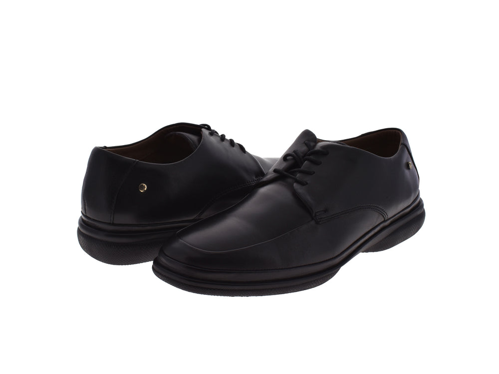 Zapato negro para hombre modelo Jarking 5500 con cordones y suela negra.