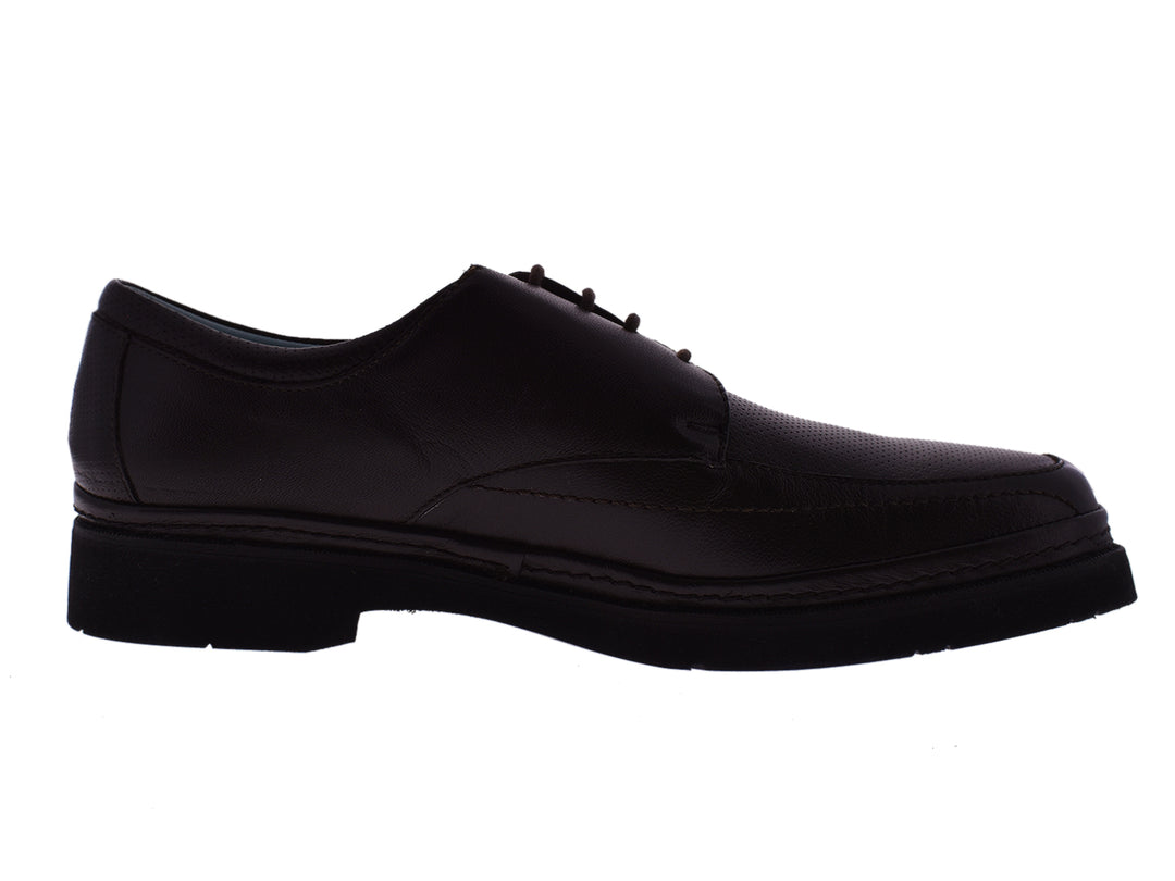 Zapato formal de color café oscuro con cordones y suela negra.