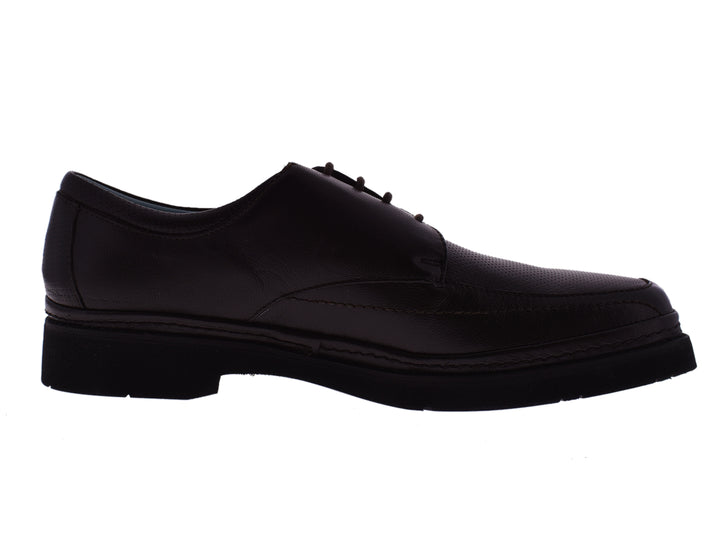 Zapato formal de color café oscuro con cordones y suela negra.