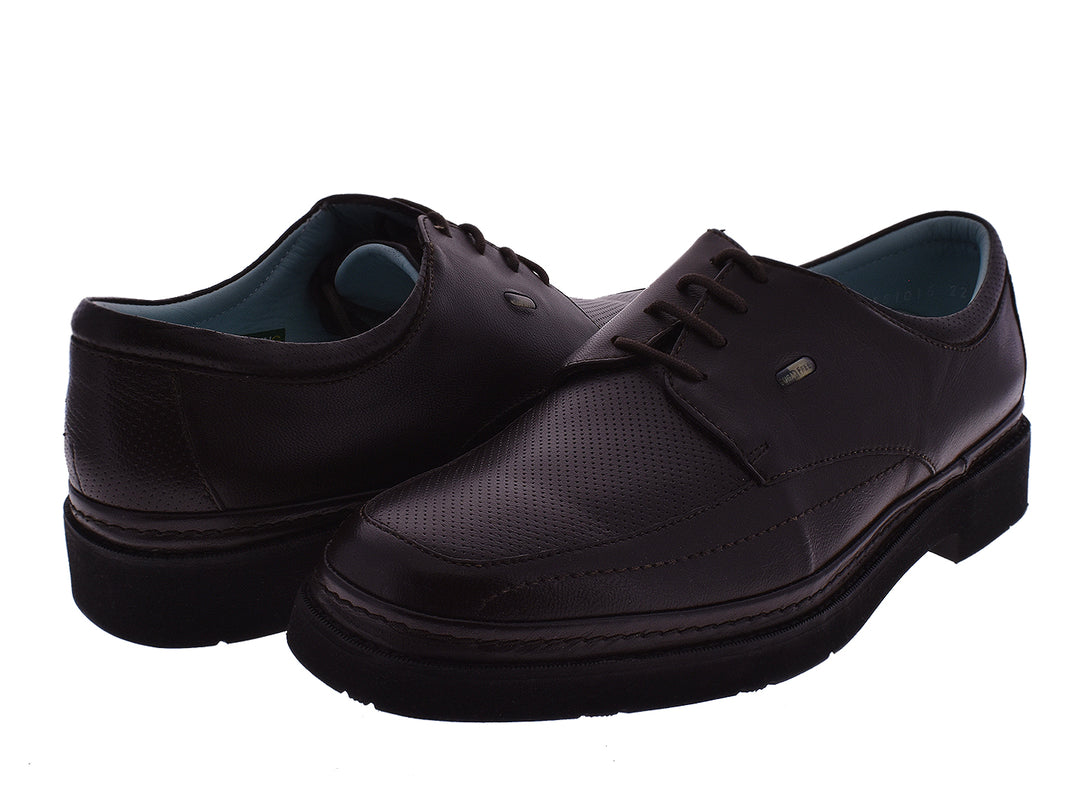 Zapato formal de color café oscuro con cordones y suela negra.