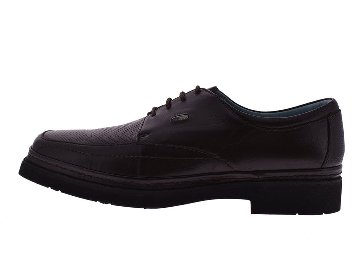 Zapato formal de color café oscuro con cordones y suela negra.