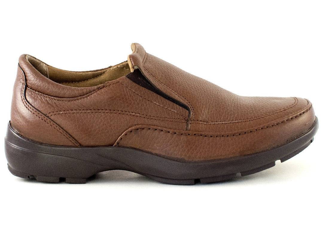 Zapato casual para hombre de cuero color marrón con suela negra y diseño sin cordones.