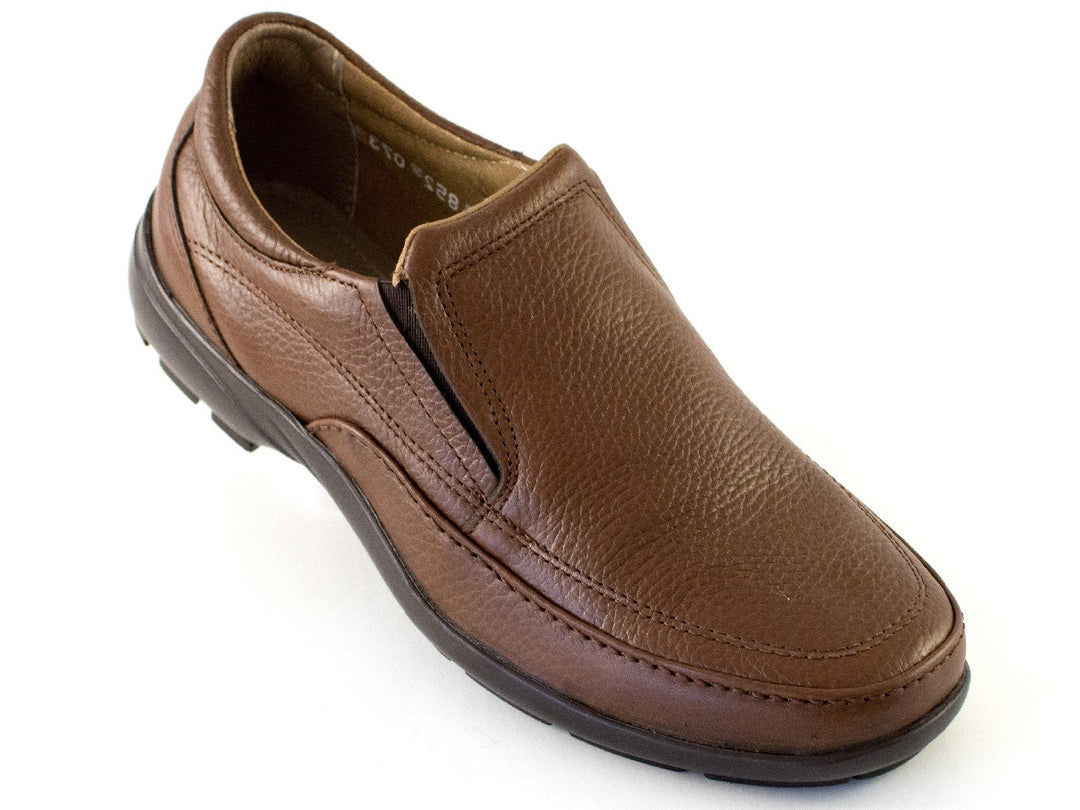 Zapato casual para hombre de cuero color marrón con suela negra y diseño sin cordones.