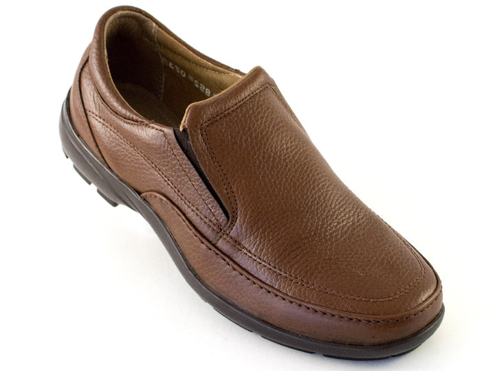 Zapato casual para hombre de cuero color marrón con suela negra y diseño sin cordones.