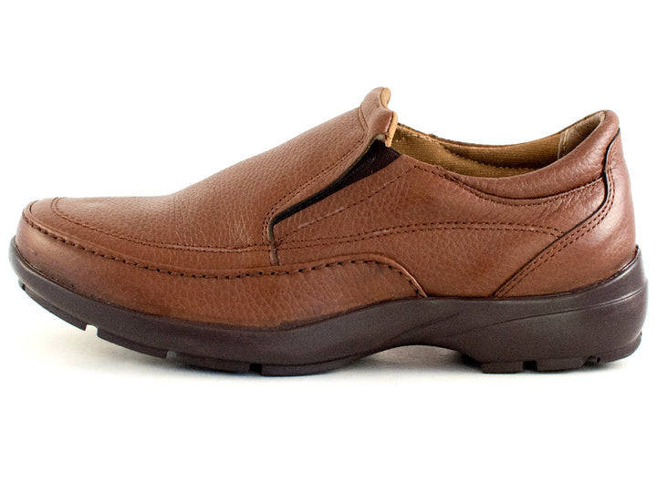 Zapato casual para hombre de cuero color marrón con suela negra y diseño sin cordones.