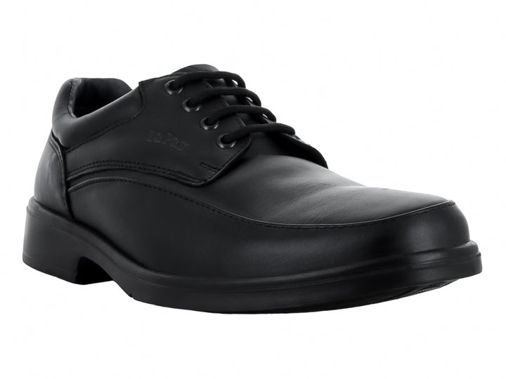 Zapato formal de color negro con agujetas y suela plana para hombre.