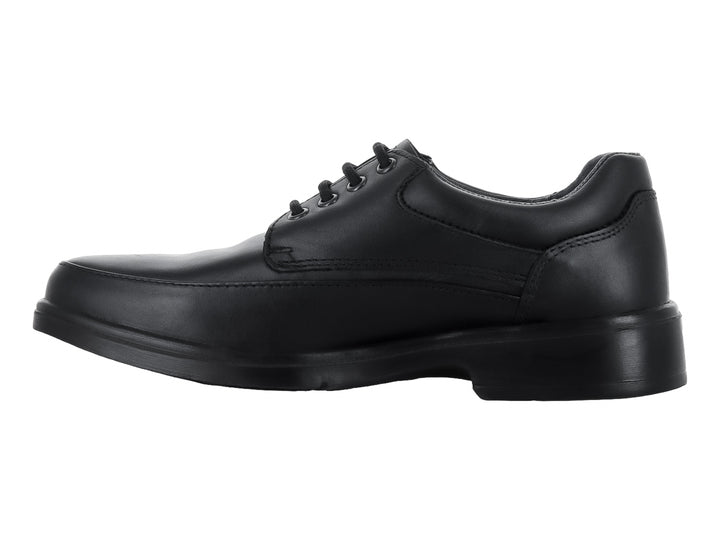 Zapato formal de color negro con agujetas y suela plana para hombre.