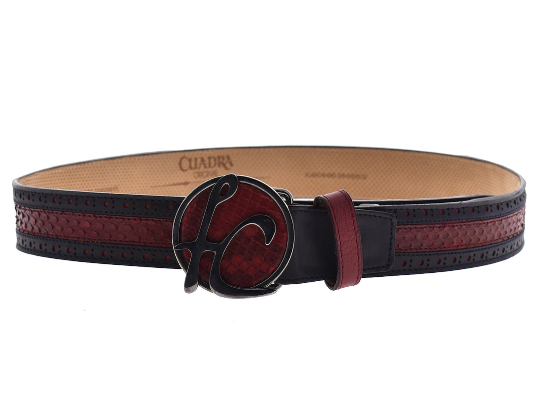 Cinturón de cuero color carmín y negro con hebilla circular metálica marca Cuadra.