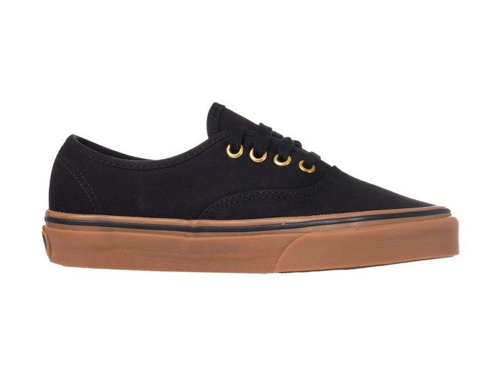 Tenis Vans Authentic color negro con suela de goma color café y ojales dorados.
