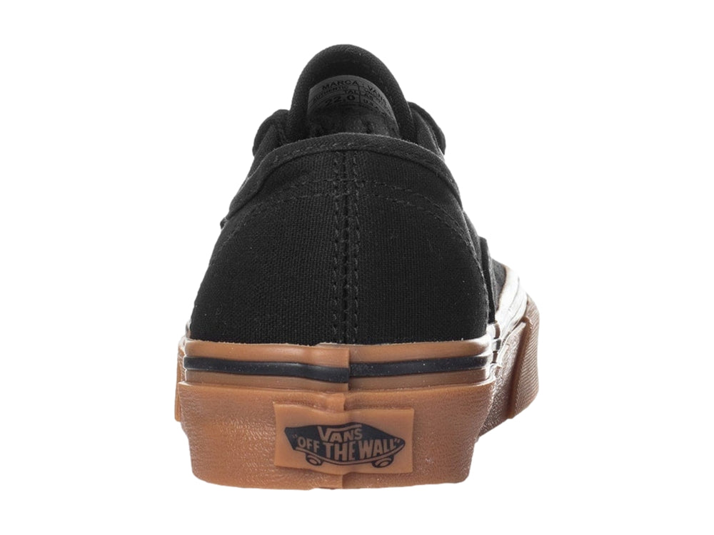 Tenis Vans Authentic color negro con suela de goma color café y ojales dorados.