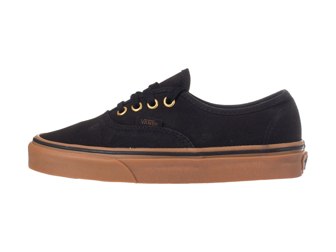 Tenis Vans Authentic color negro con suela de goma color café y ojales dorados.