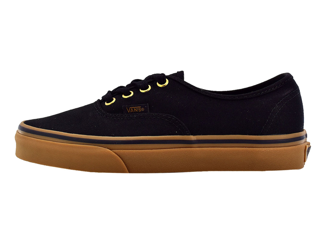 Tenis Vans Authentic color negro con suela de goma color café y ojales dorados.