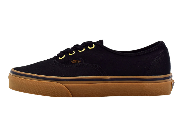 Tenis Vans Authentic color negro con suela de goma color café y ojales dorados.