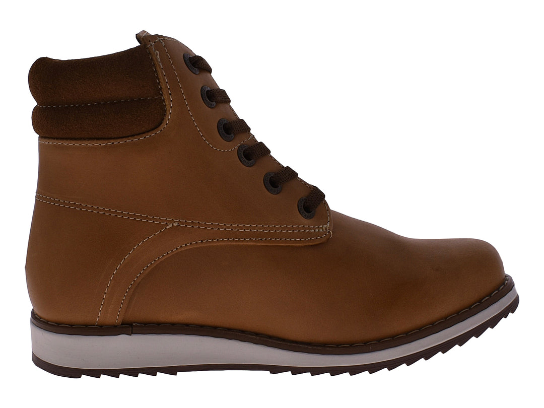 Botas Jeep Montana para mujer en color miel con cuello marrón y suela blanca.